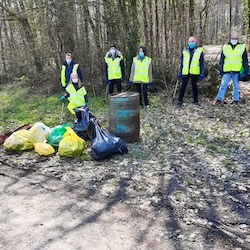 photo de bénévoles nettoyant la nature