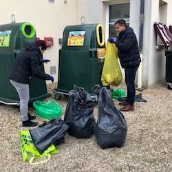 photo de bénévoles nettoyant la nature